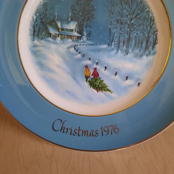 Vintage 1976 “Bringing Home the Tree” Christmas Plate - Enoch Wedgwood for AVON - Picture 5 of 8